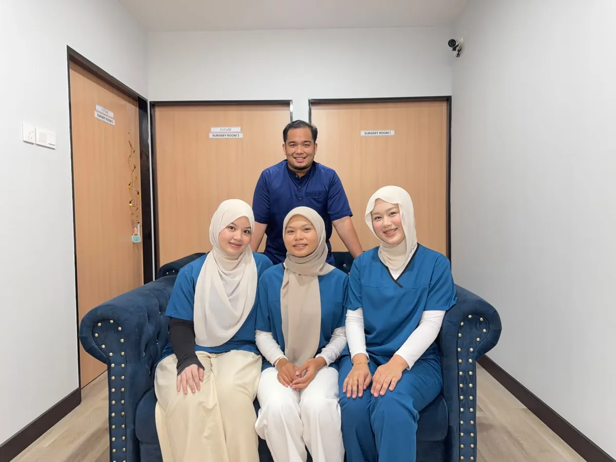 Doktor dan staf Klinik Pergigian Sofy Smile